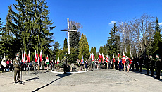 Elbląg uczcił 16. rocznicę katastrofy smoleńskiej. Uroczystości przy Krzyżu Katyńskim Elbląg uczcił 16. rocznicę katastrofy smoleńskiej. Uroczystości przy Krzyżu Katyńskim